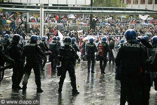 909 - Lausanne jeudi 29 mai 2003. Entre 5000 et 8000 personnes ont manifests.