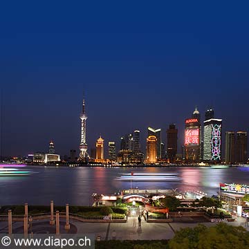 10082 - Photo :  Shanghai, district de Pudong de nuit, quartier des affaires, la tour de la perle de l\'Orient - TV Pearl Tower - Chine, China