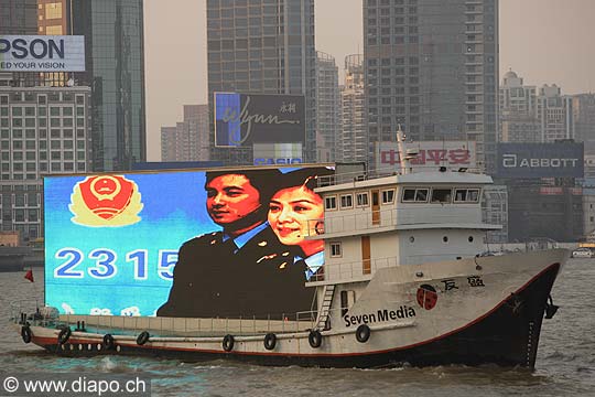 10186 - Photo :  Shanghai, bateau pub, Huangpu River -  Chine, China