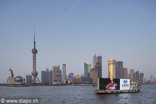 10188 - Photo :  Shanghai, bateau pub, Huangpu River -  Chine, China