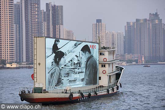 10189 - Photo :  Shanghai, bateau pub, Huangpu River -  Chine, China