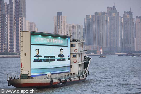 10190 - Photo :  Shanghai, bateau pub, Huangpu River -  Chine, China