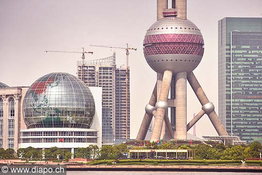 10323 - Photo :  Shanghai, district de Pudong, quartier des affaires, la tour de la perle de l\'Orient - TV Pearl Tower - Chine, China