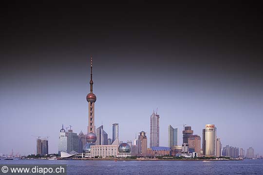 10334 - Photo :  Shanghai, district de Pudong, quartier des affaires, la tour de la perle de l\'Orient - TV Pearl Tower - Chine, China