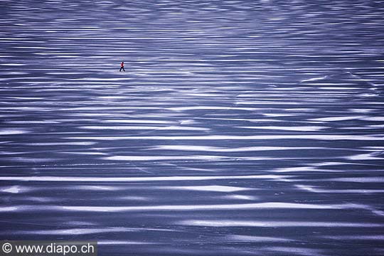 10442 - Photo: Suisse - un homme marche sur le Lac de Joux gel en hiver