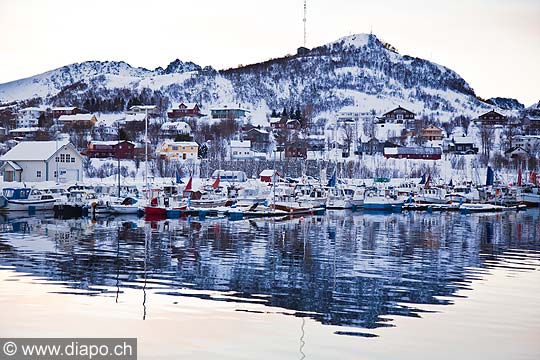 11099 - Photo :  Norvge,  Arctique, les Lofoten, village et port de Myre