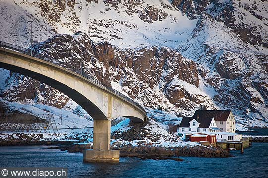 11160 - Photo :  Norvge,  Arctique, les Lofoten, village de Henningsvaer, l\'le de Austvagoy