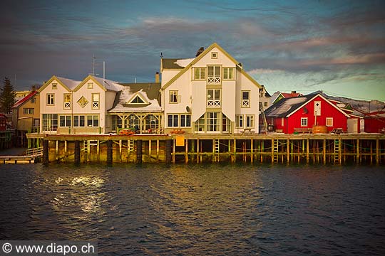 11165 - Photo :  Norvge,  Arctique, les Lofoten, village de Henningsvaer, l\'le de Austvagoy