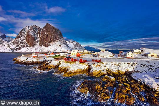 11195 - Photo :  Norvge,  Arctique, les Lofoten, le de Moskenesoy, village de pcheurs de Hamnoy prs de Reine