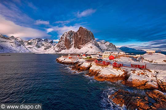 11197 - Photo :  Norvge,  Arctique, les Lofoten, le de Moskenesoy, village de pcheurs de Hamnoy prs de Reine