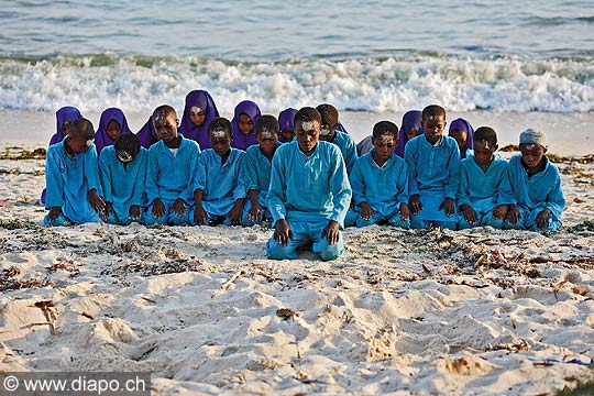 8282 - Photo : le de Zanzibar, Tanzanie, Afrique - leon de prire aux enfants de Kizimkazi.