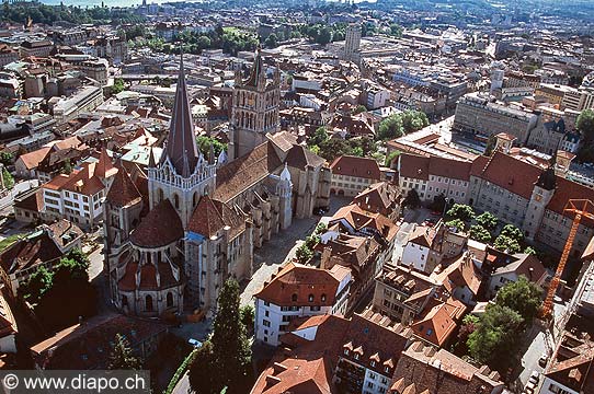 8601 - Photo: Suisse, Lausanne et la Cathédrale vue aérienne