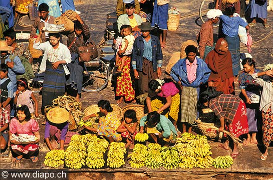 9207 - Photo : Asie - Birmanie - Burma - Myanmar - Asia - March et port sur l'Irrawaddy