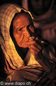 9212 - Photo : Asie - Birmanie - Burma - Myanmar - Asia - Femme qui fume le cigare