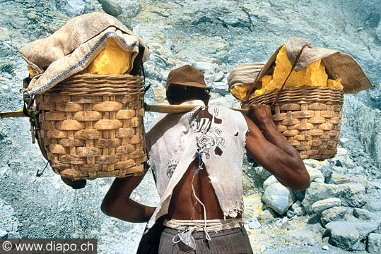 9261 - Photo : Asie - Java, Indonsie, Indonsia - Asia - Porteur de soufre - volcan Kawa Ijen