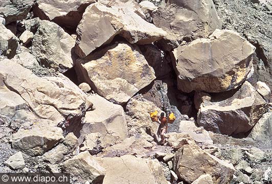 9265 - Photo : Asie - Java, Indonsie, Indonsia - Asia - Porteur de soufre - volcan Kawa Ijen