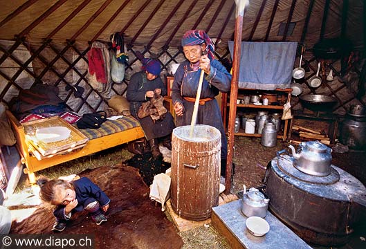 9283 - Photo : Asie - Mongolie, Mongolia - Asia - Veille femme prparant l'airag