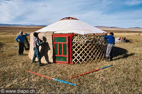 9289 - Photo : Asie - Mongolie, Mongolia - Asia - Montage d'une yourte