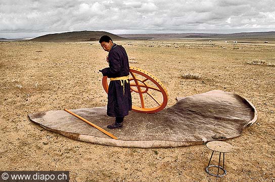 9296 - Photo : Asie - Mongolie, Mongolia - Asia - Montage d'une yourte