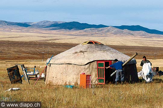 9297 - Photo : Asie - Mongolie, Mongolia - Asia - Montage d'une yourte