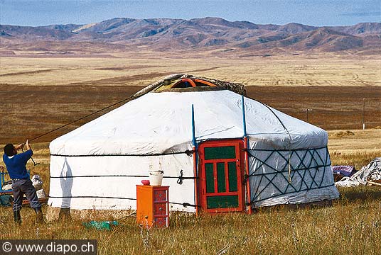 9299 - Photo : Asie - Mongolie, Mongolia - Asia - Montage d'une yourte