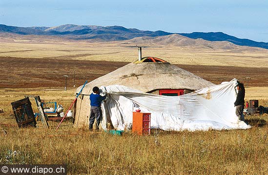 9311 - Photo : Asie - Mongolie, Mongolia - Asia - Montage d'une yourte