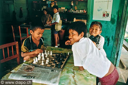 9322 - Photo : Asie - Sumatra, Indonsie, Indonsia - Asia - Enfants qui jouent aux chec