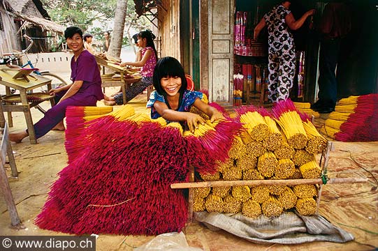 9359 - Photo : Asie - Vietnam - Asia - Fabrique de baguettes d'encense