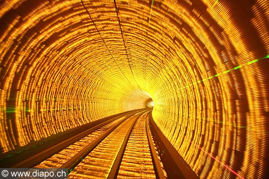 9968 - Photo :  Shanghai, tunnel sous le Bund-  Chine, China