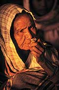 9212 - Photo : Asie - Birmanie - Burma - Myanmar - Asia - Femme qui fume le cigare